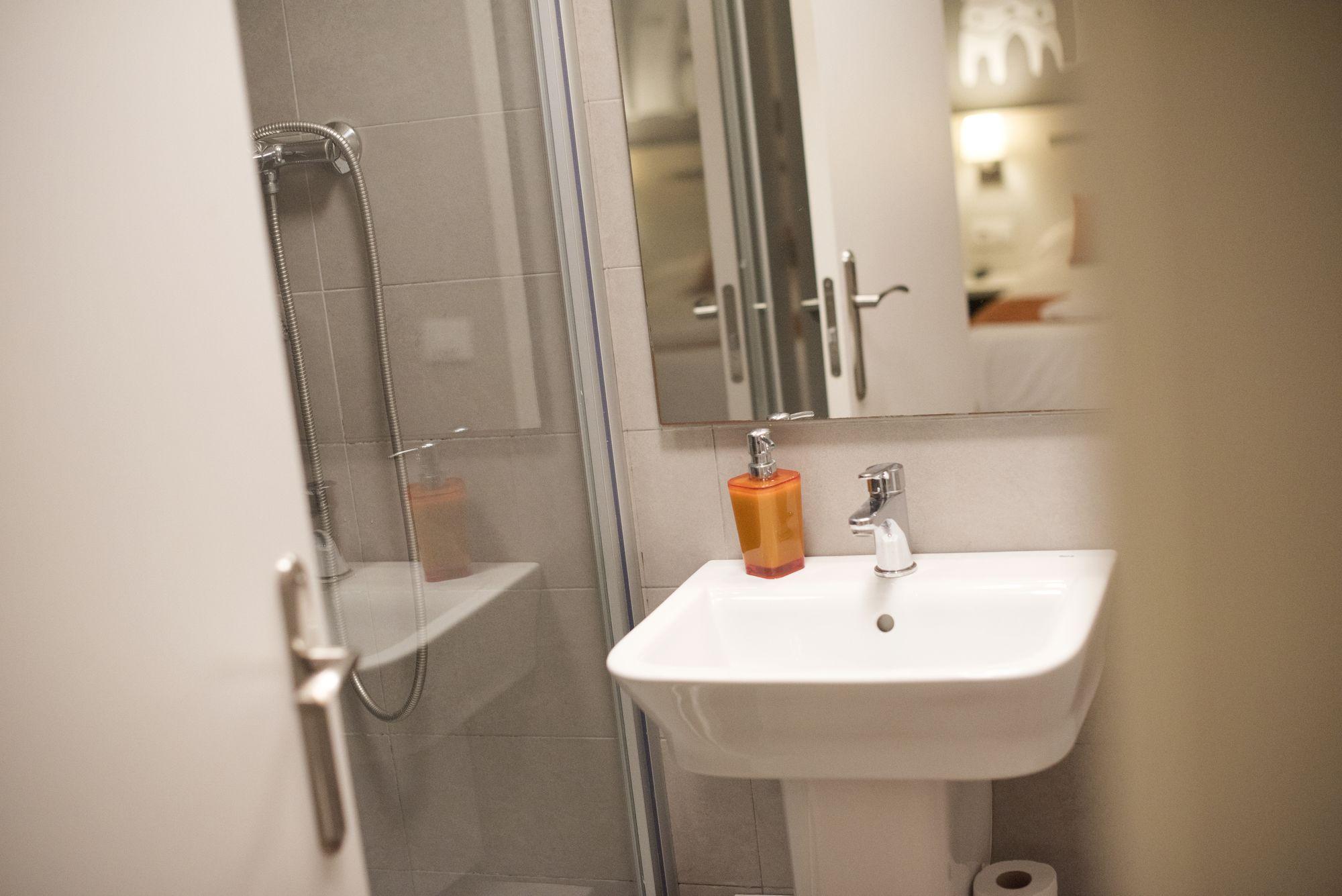 Live Barcelona Hostal