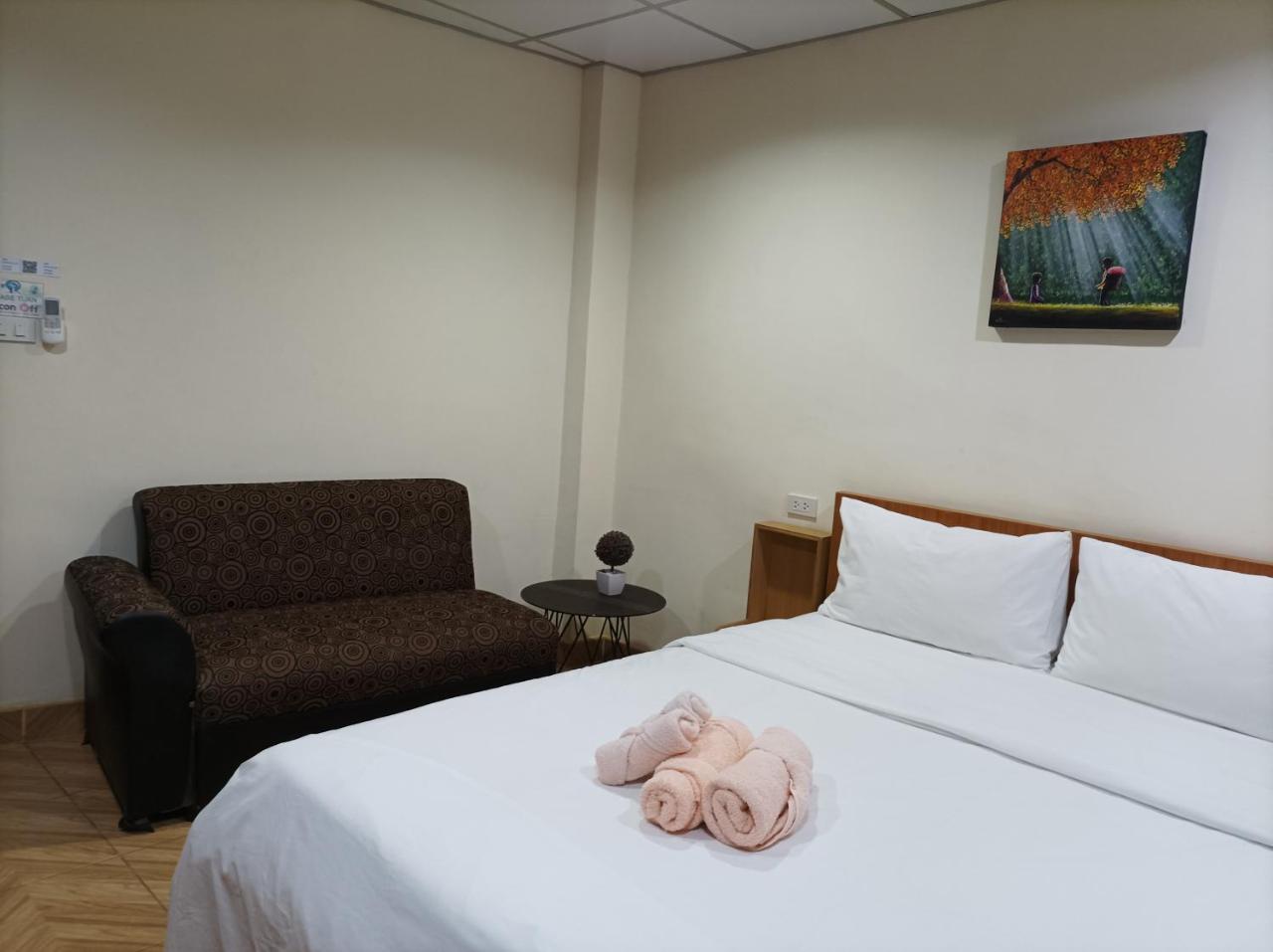 Double D Rooms & Cafe