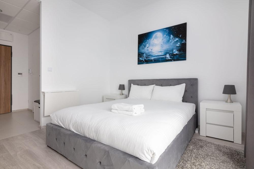 Wola Chic Grey Studio