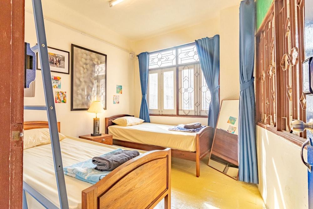 Moong Samyan Hostel And Gallery