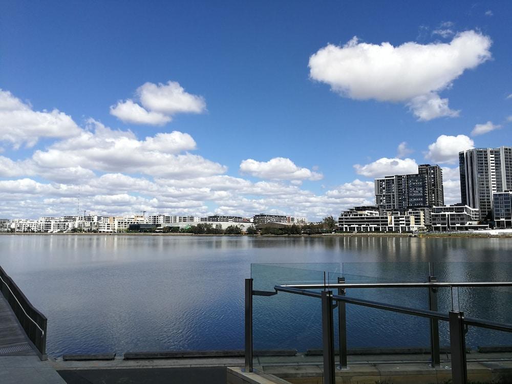 Stylish Waterfront Apt in Rhodes