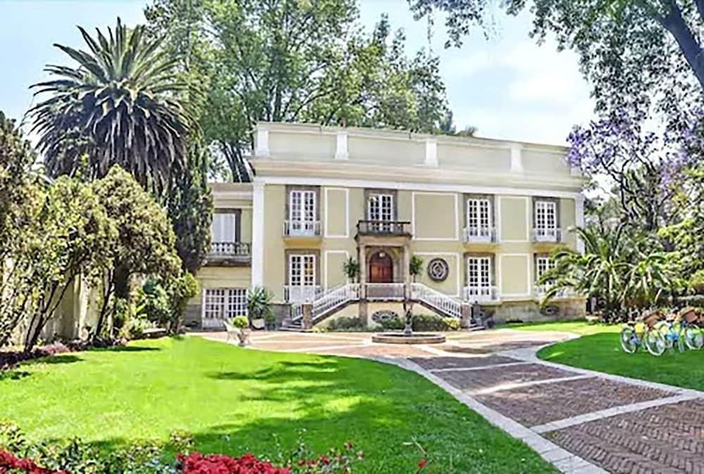 Mansion Papilio (Adults only)