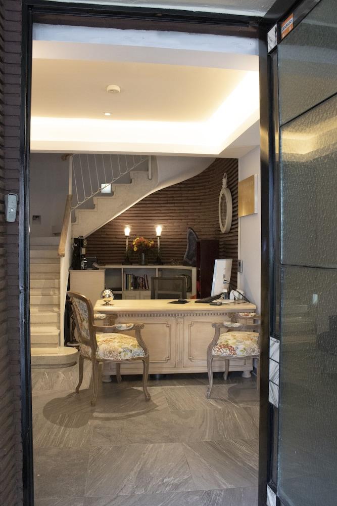 Maria Condesa (Adults only)