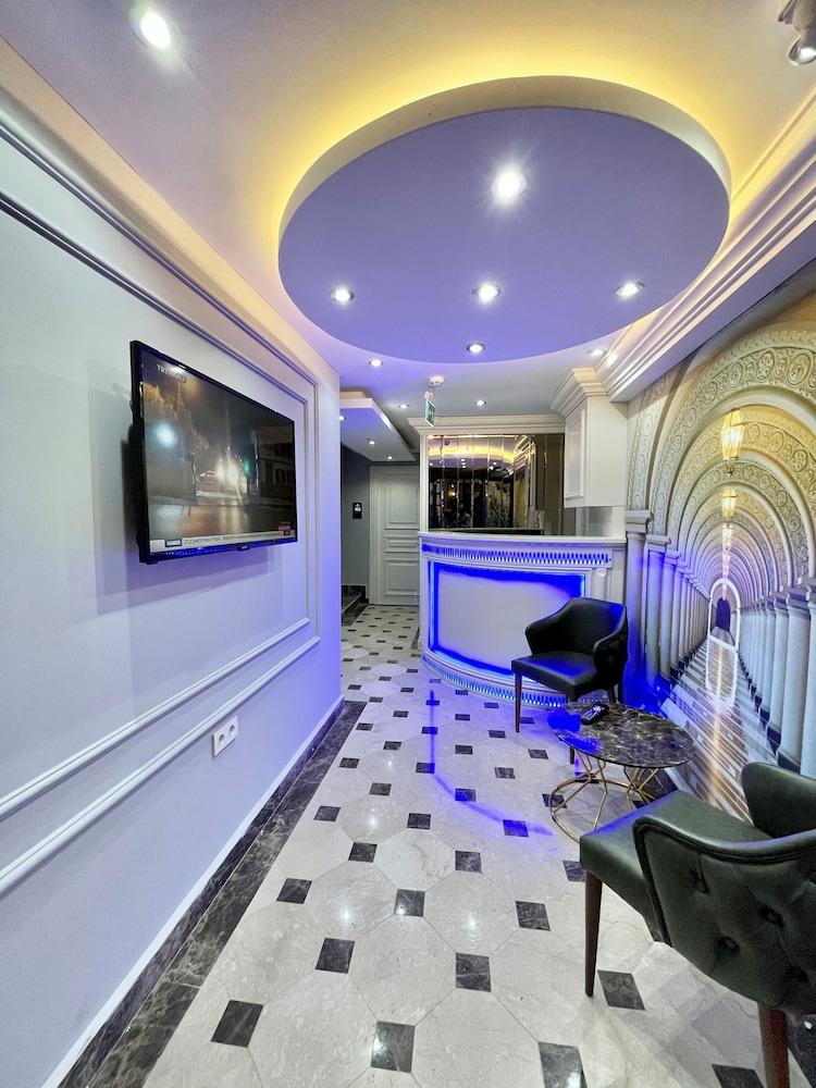 Crowned Hotel
