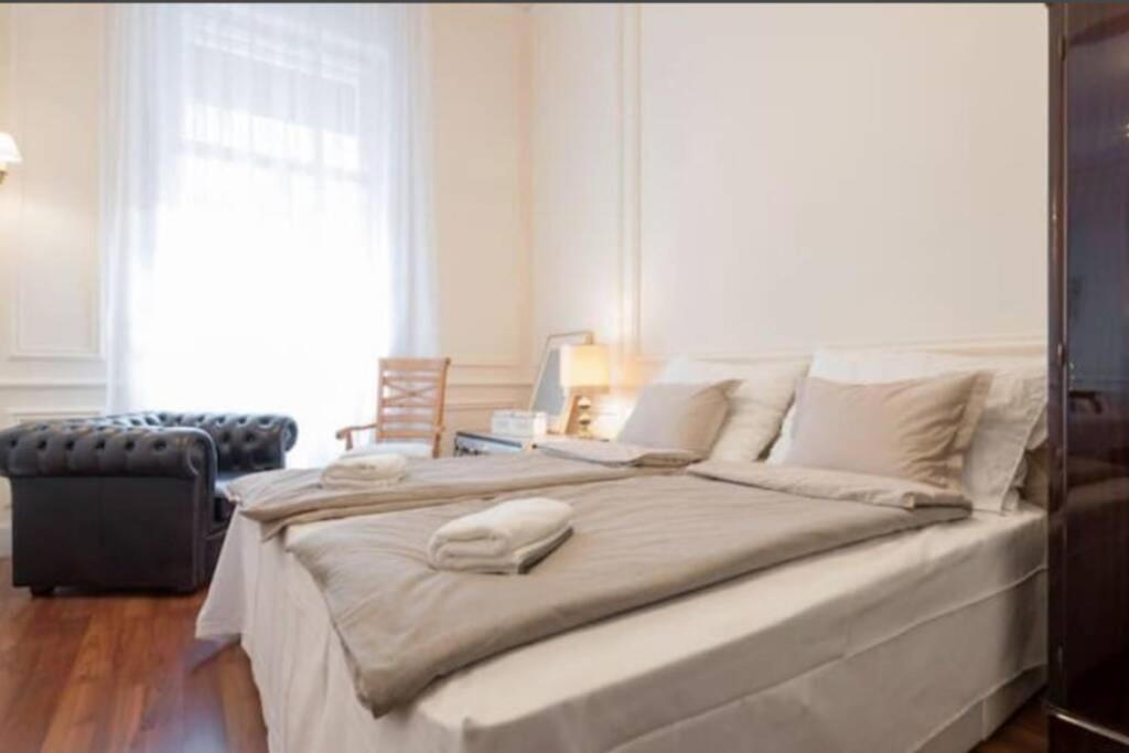 Luxury Art Deco Suite Close To Museum of Fine Arts