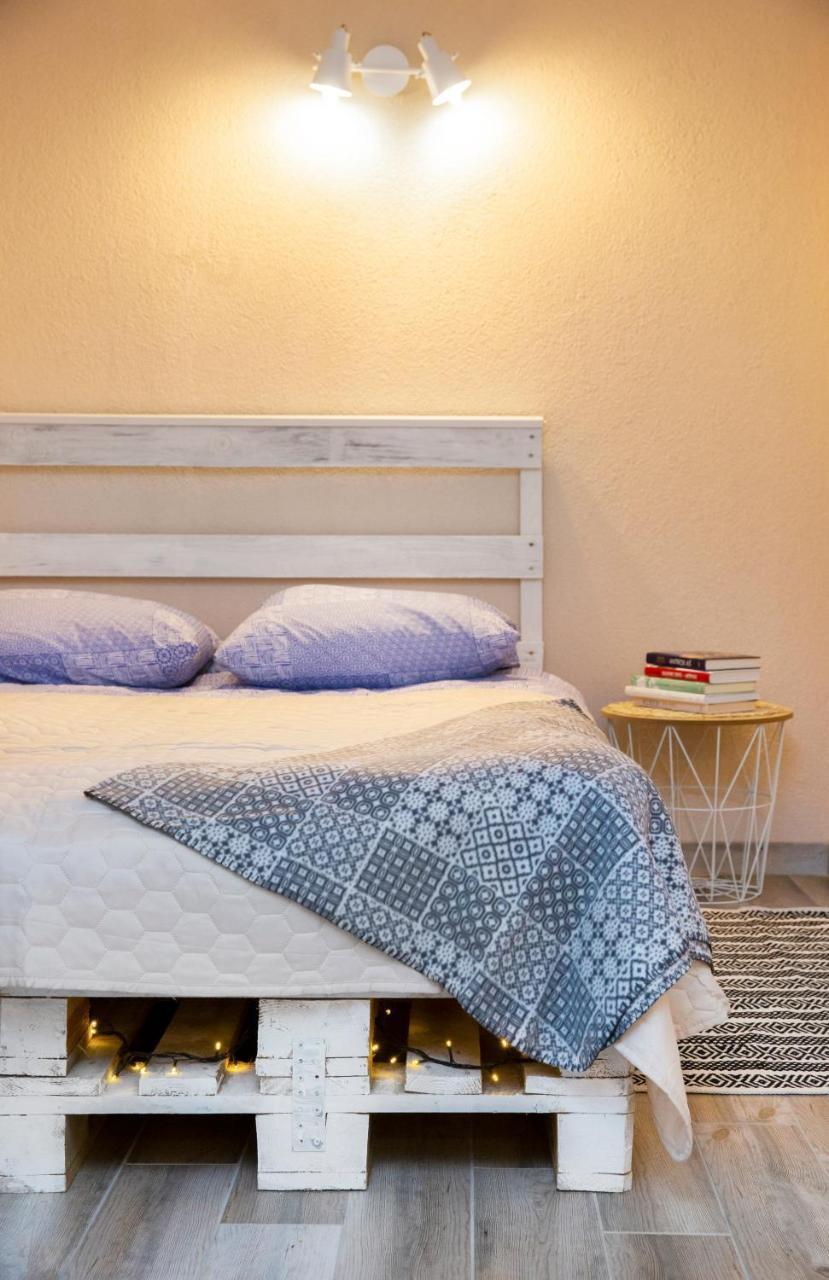 Apartment in Garage with Free Parking