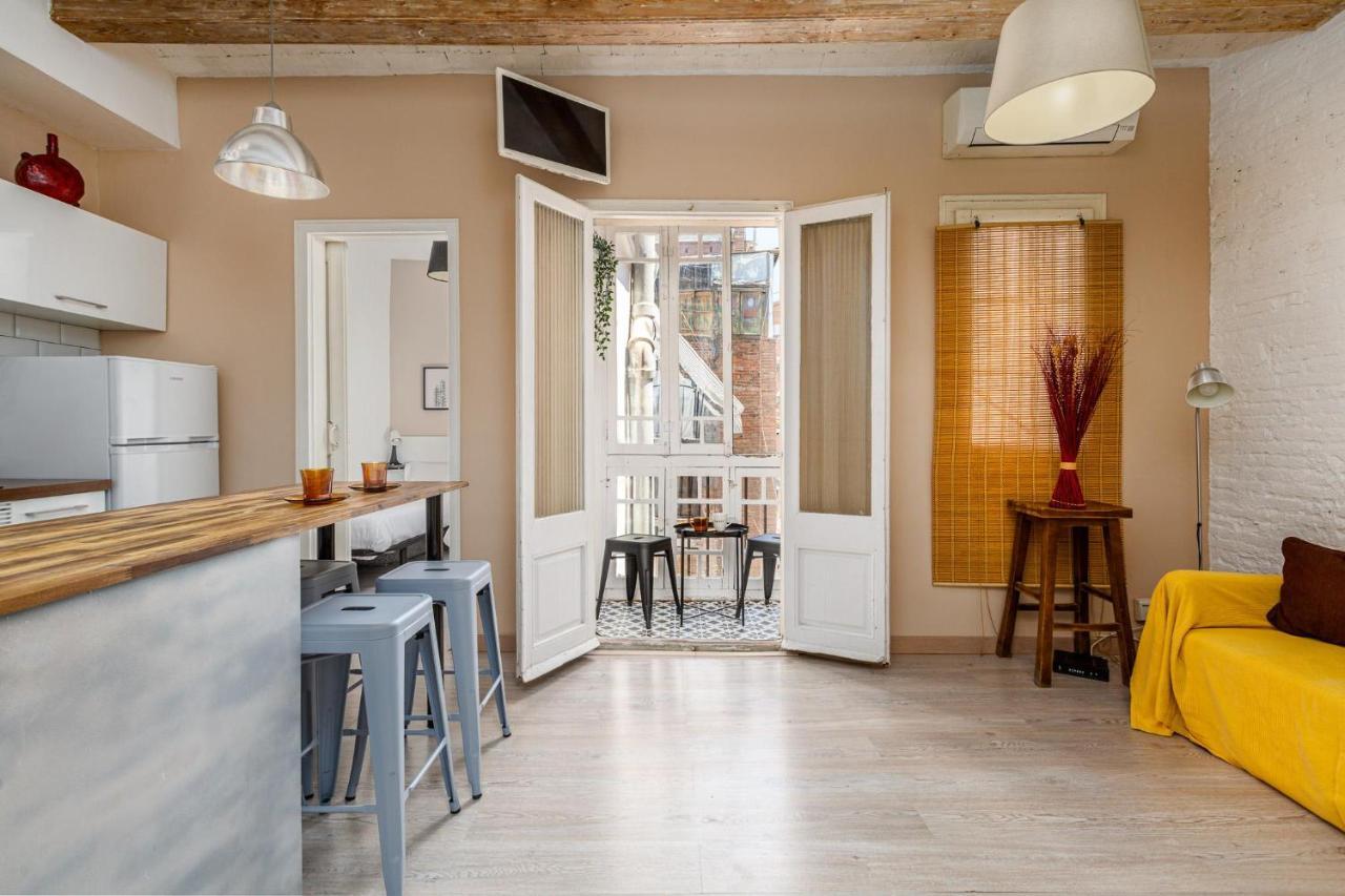 Retro Chic in Poble Sec