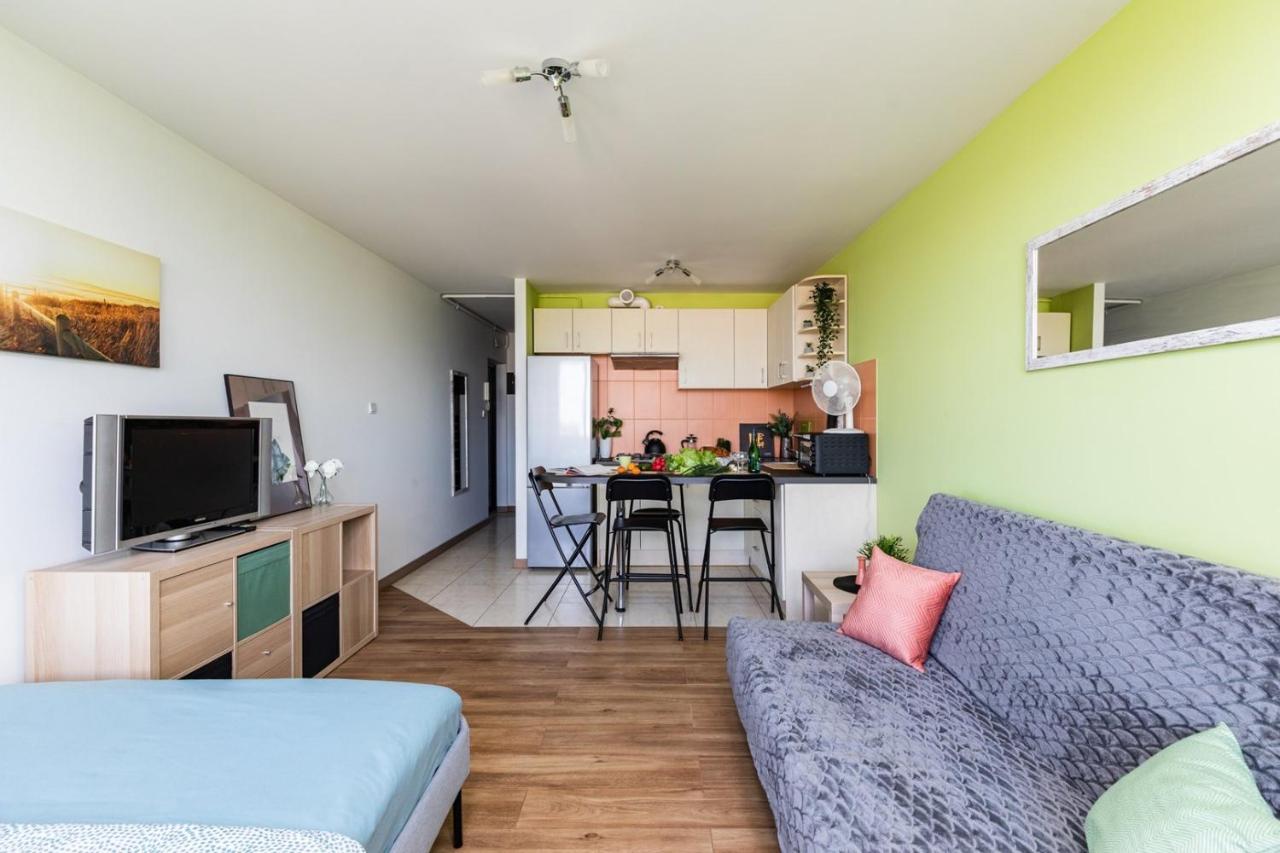 Superapart Saska 48a, Sleek 6th-Floor Studio with Balcony & Elevator Access