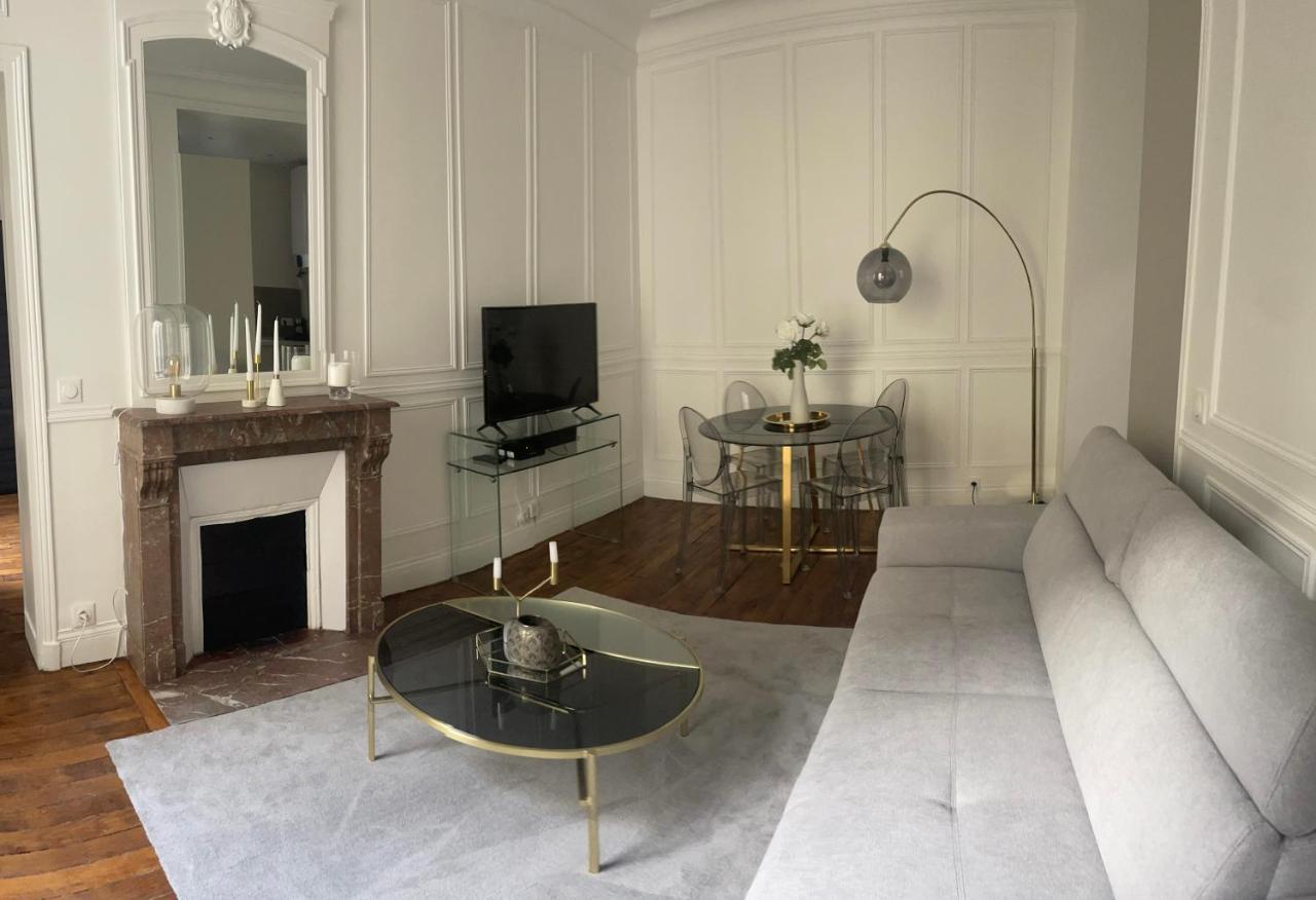 Arc de Triomphe, Champs Elysees, Foch Avenue Luxury Apartment