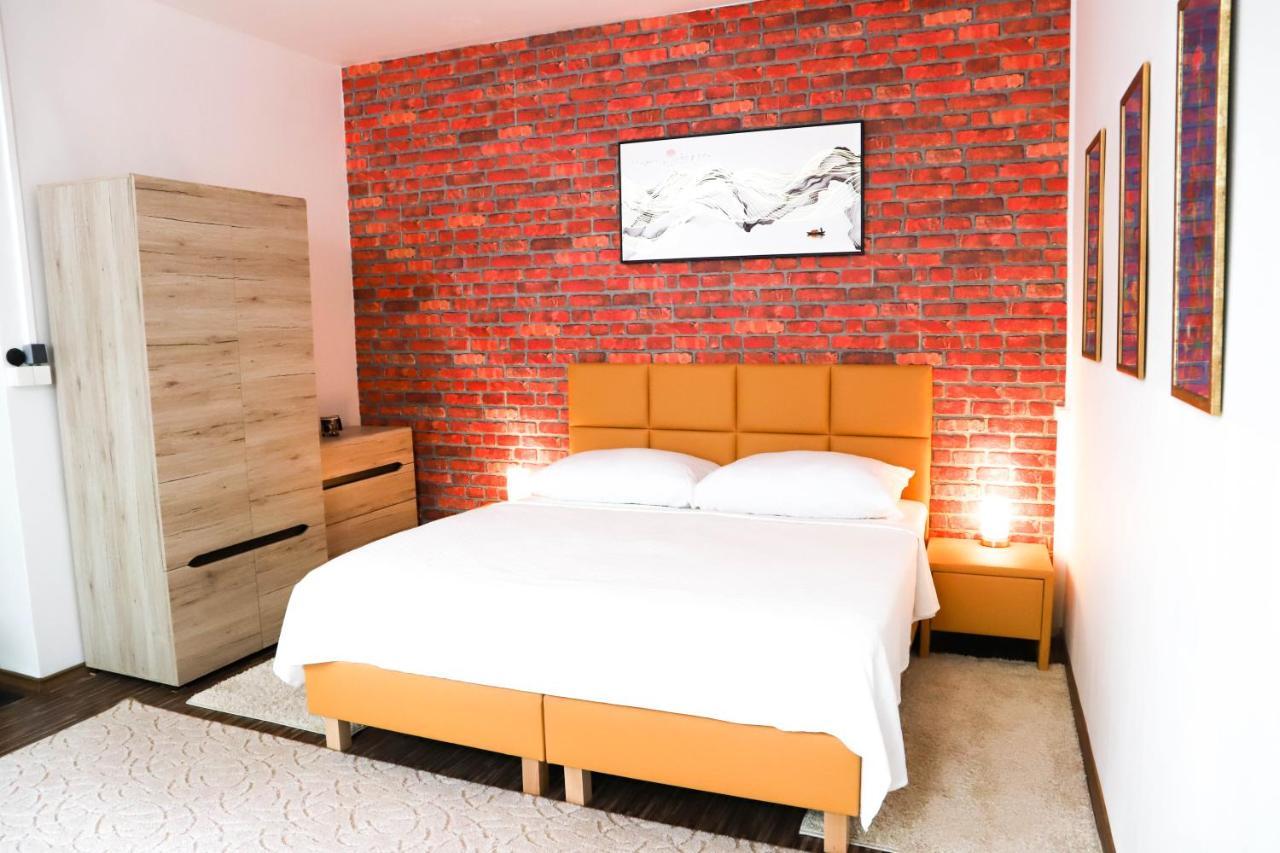 «Go West» Guest Rooms