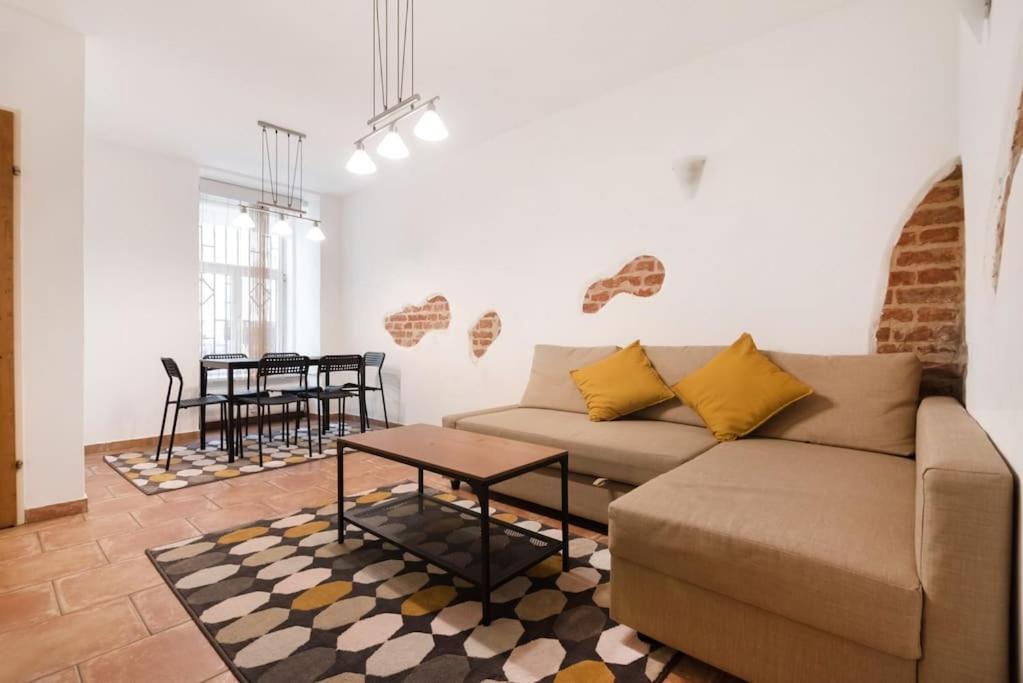 Spacious Central Apartment