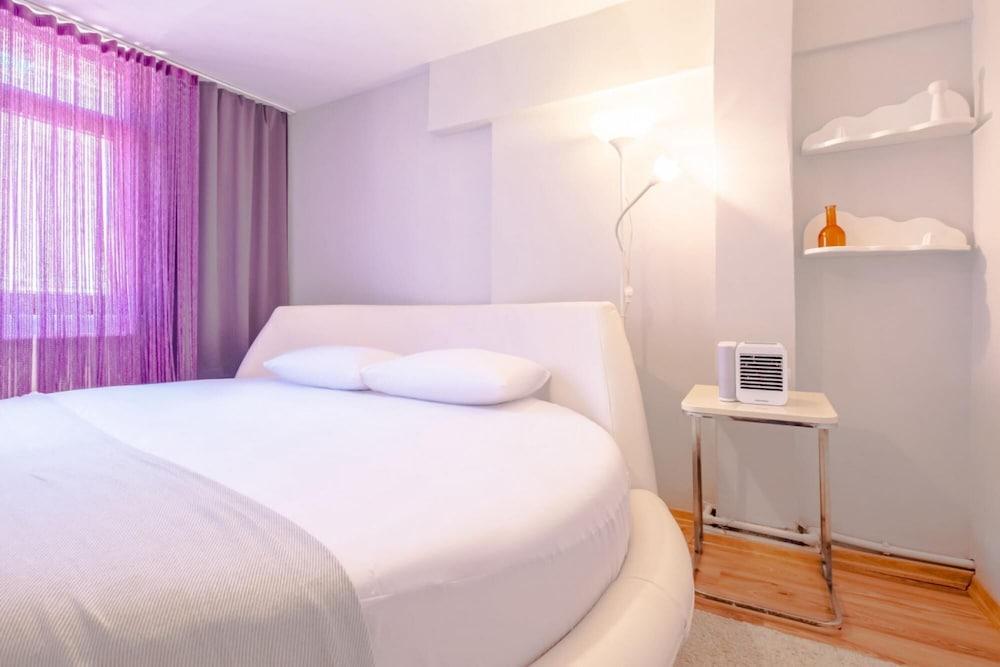 Colorful And Central Flat with Balcony in Kadikoy