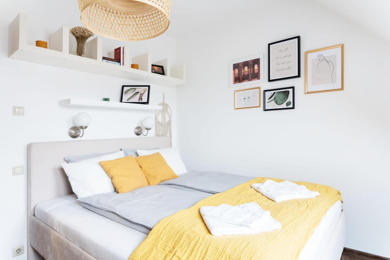 Floral Apartment - New in Town