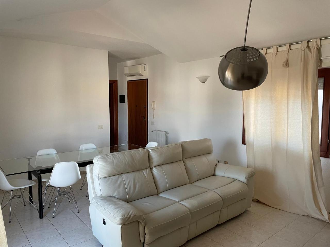 Comodo E Spazioso Appartamento Ad Olbia