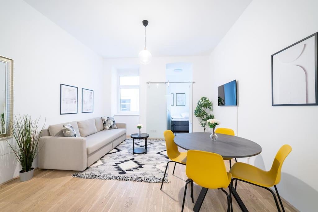 Beautiful Apartment in Vienna's Heart 1b