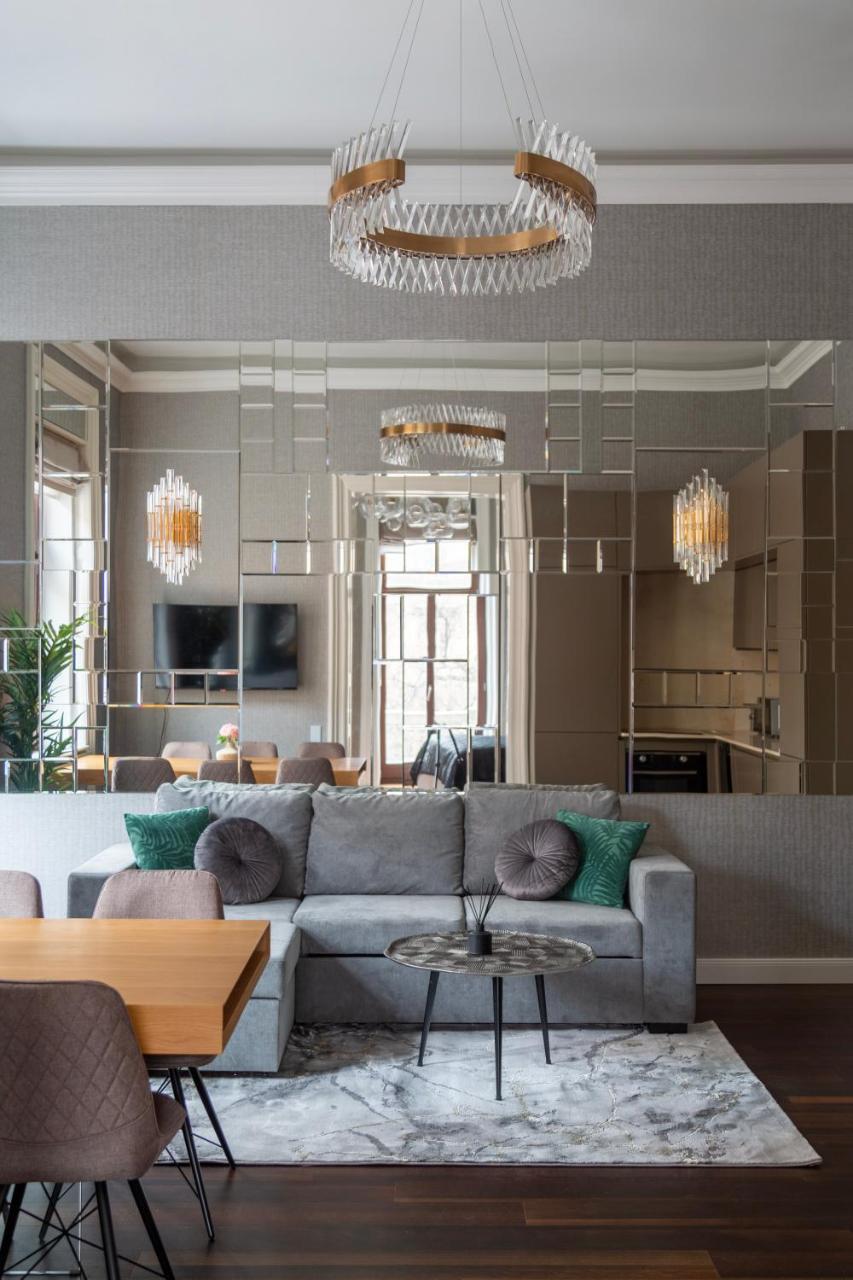Luxury Apartment with Balcony Next To the New York Cafe