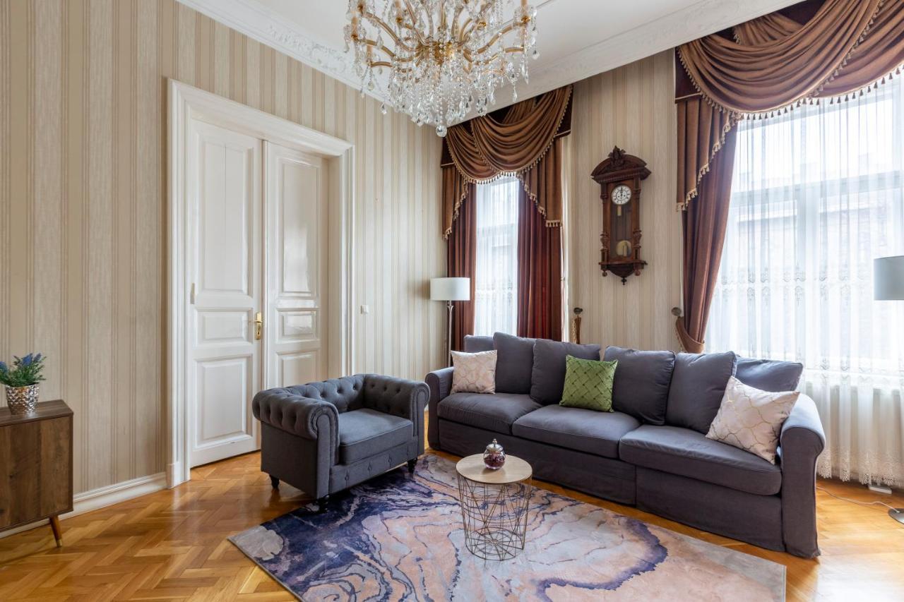 Luxury Central Home Next To the New York Cafe