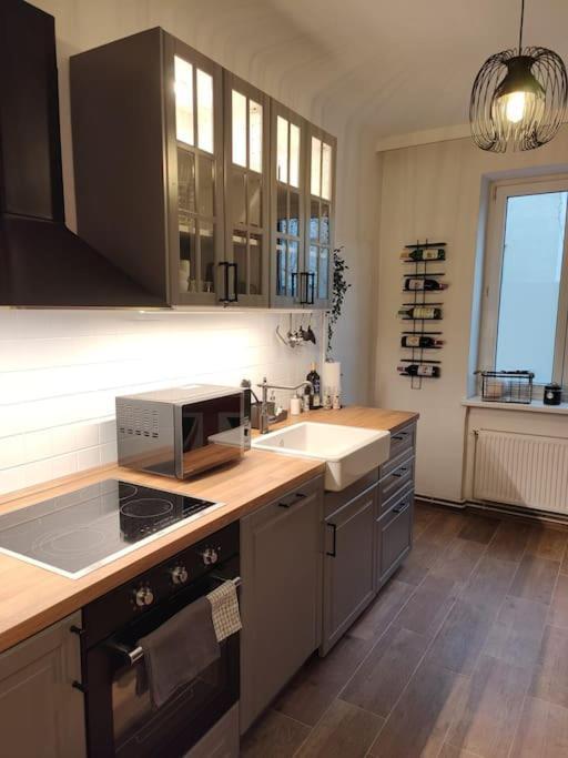 Elephant- Metro To the Opera 1 Min Away