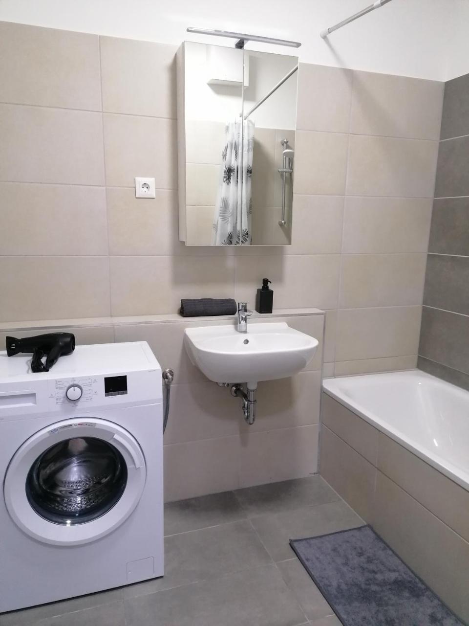 Corvin Modern Two Bedroom Apartment Free Parking
