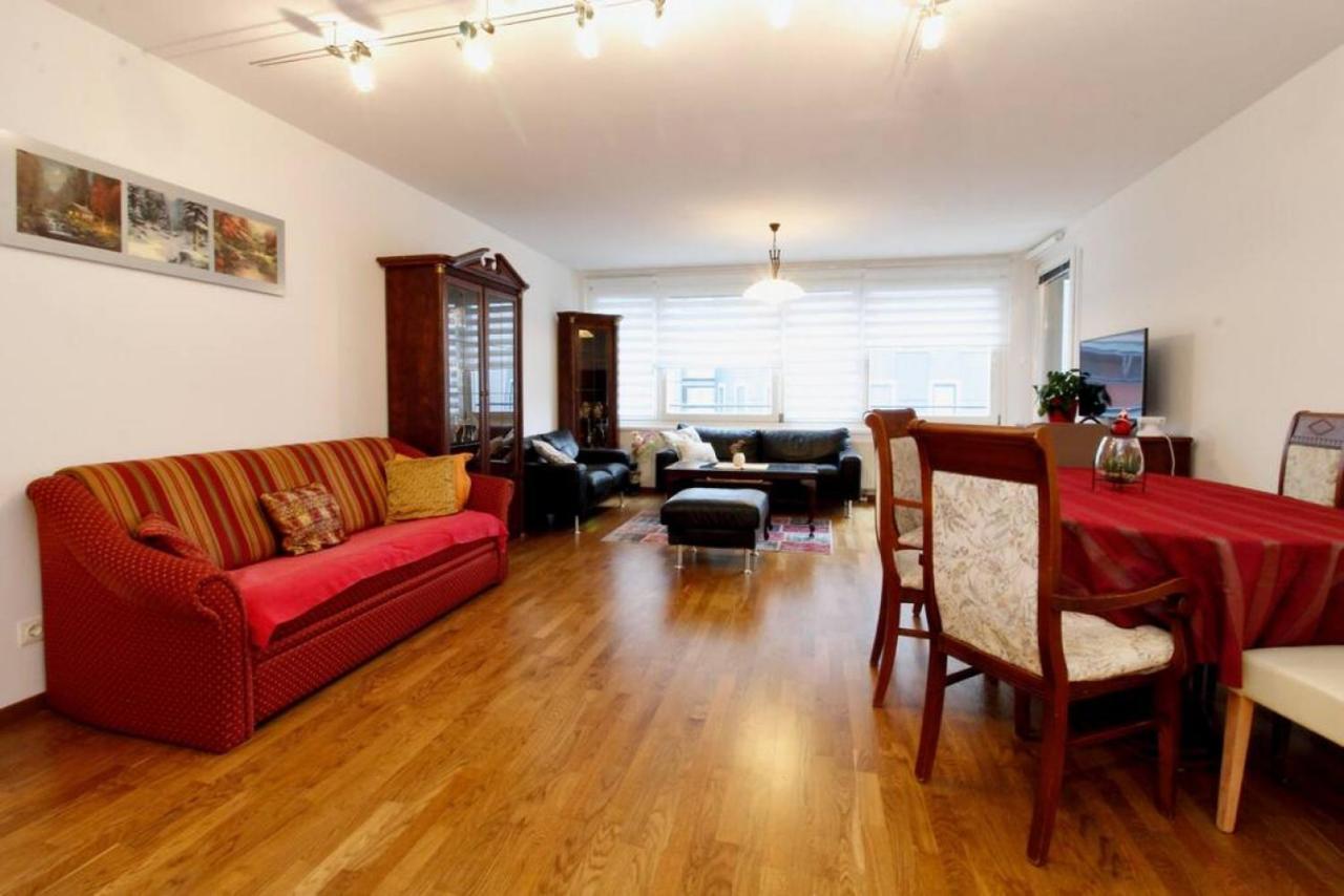 Grosse Balkonwohnung Bei Uno City (Adults Only)