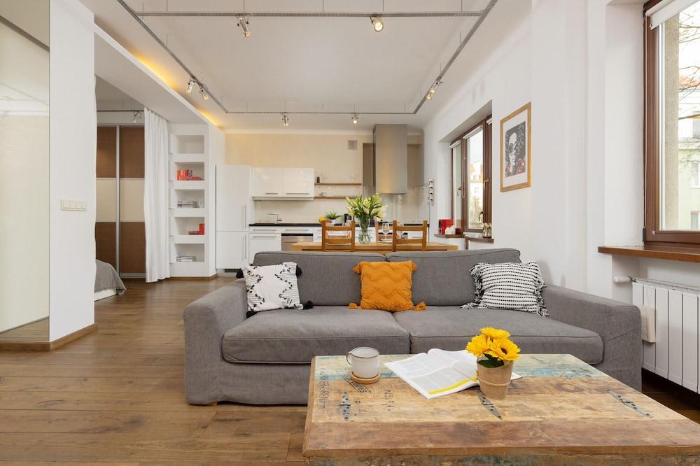 Studio Al.Niepodległosci by Renters