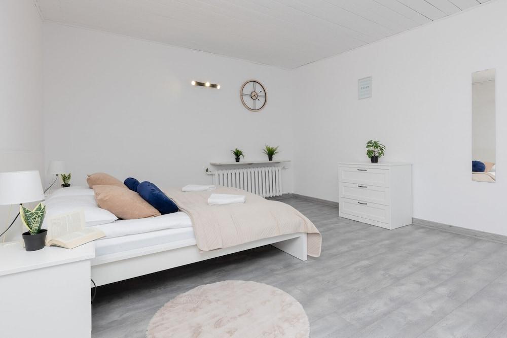 Warsaw Mickiewicza Apartment by Renters