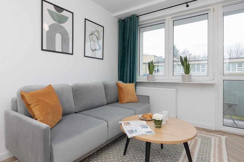 Warsaw Apartment Elekcyjna by Renters