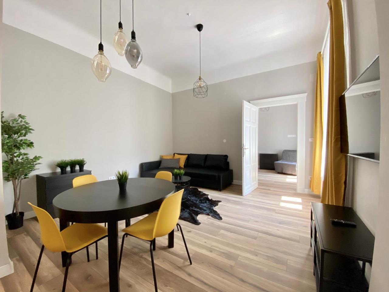 Standard Apartment by Hi5 - 2 Bedroom Suite in the Center 1