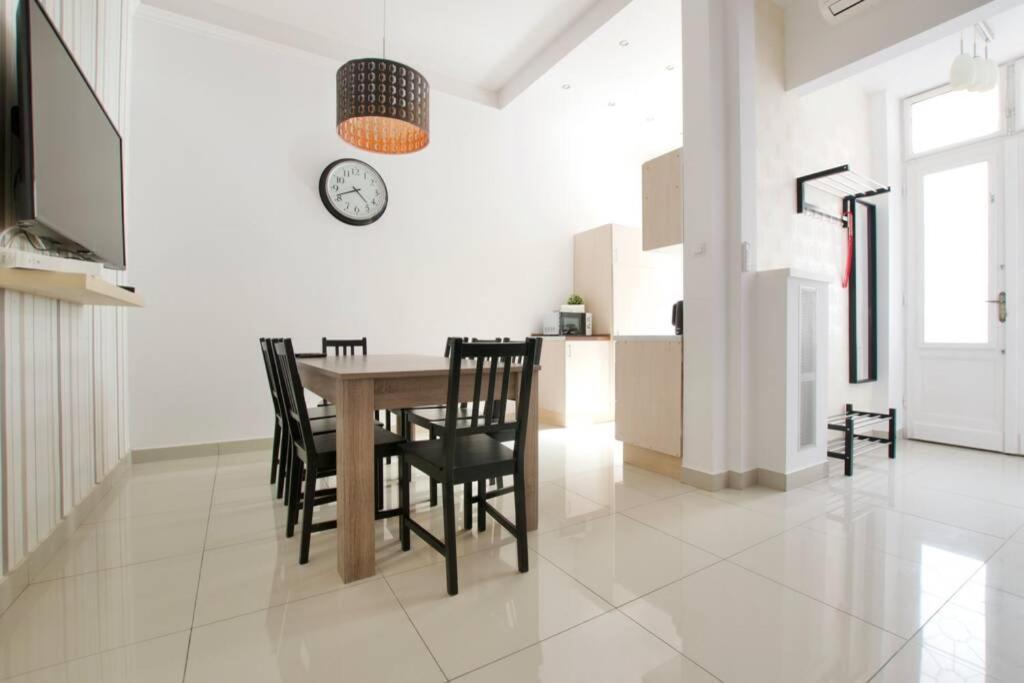 Premium Apartment by Hi5-Vaci Str. 3 Bedroom (218)