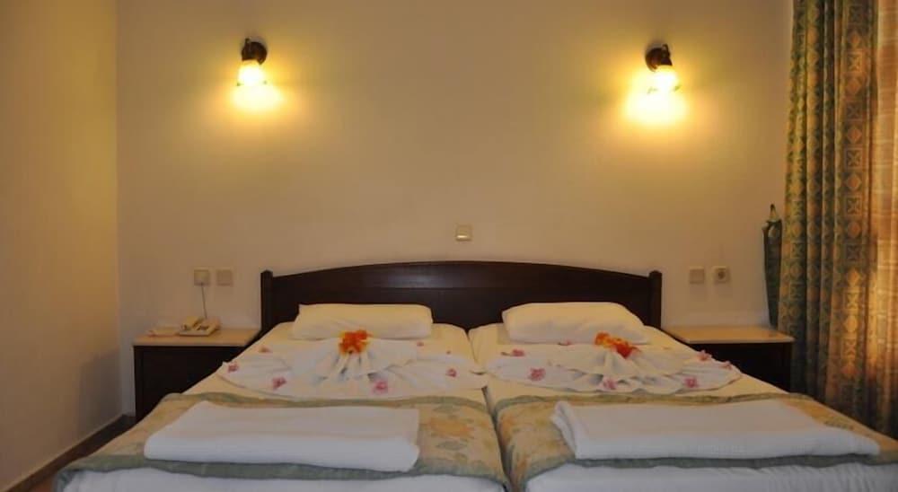 Club Turquoise Apart