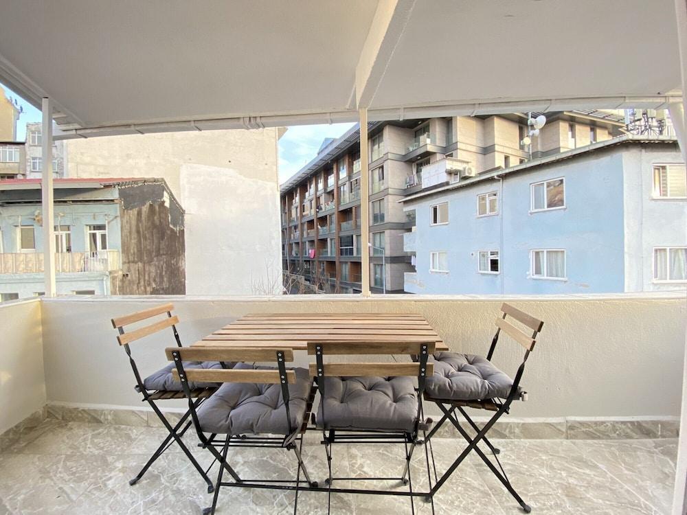 Central And Charming Flat with Balcony in Sisli 1