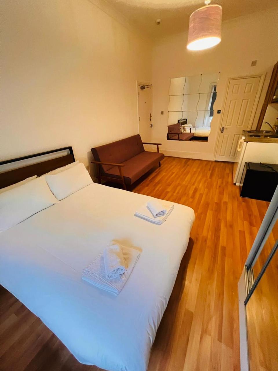 F12- Spacious 2nd Floor Flat Fits 3 Near Paddington