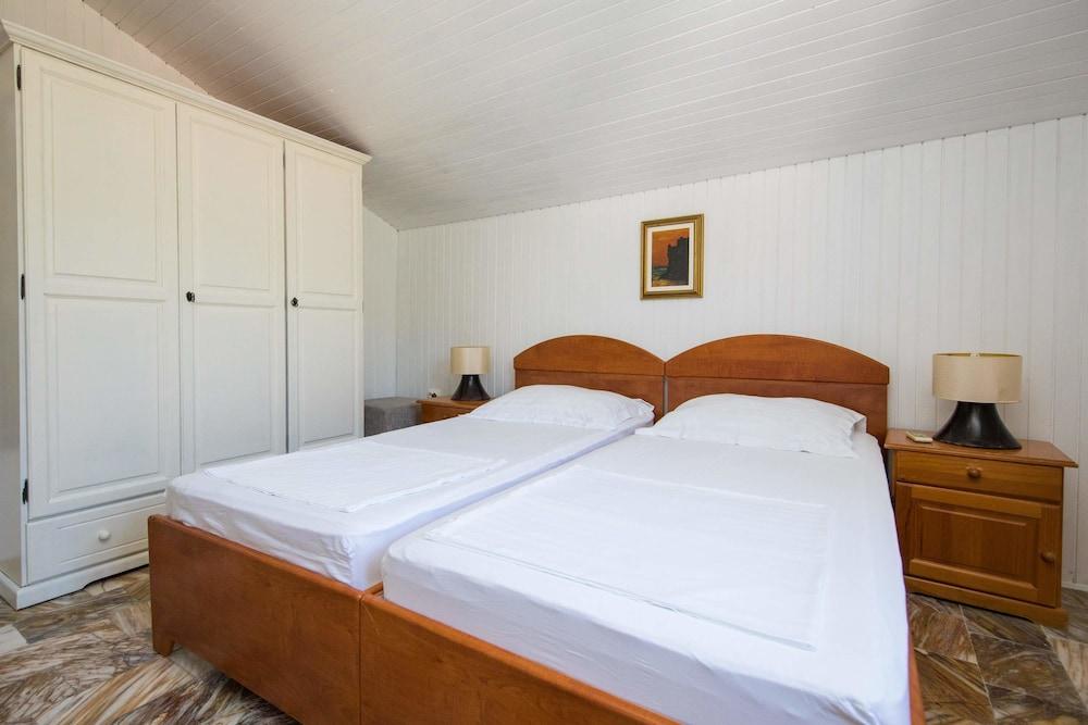 J&J Bed & Breakfast 2