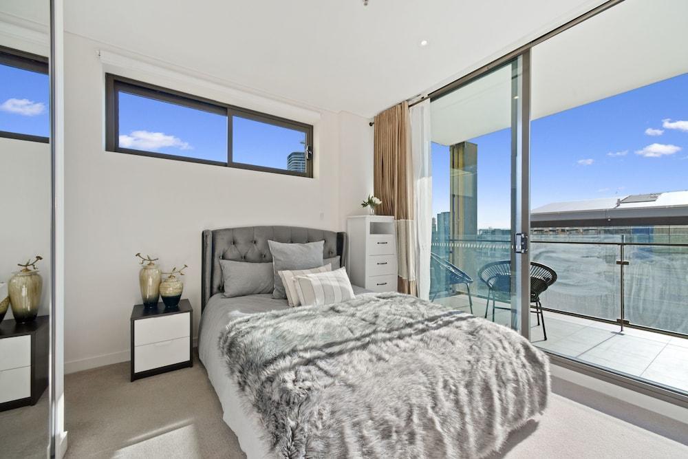 Full Darling Harbour View Luxury 2 Bedroom Apartment 2