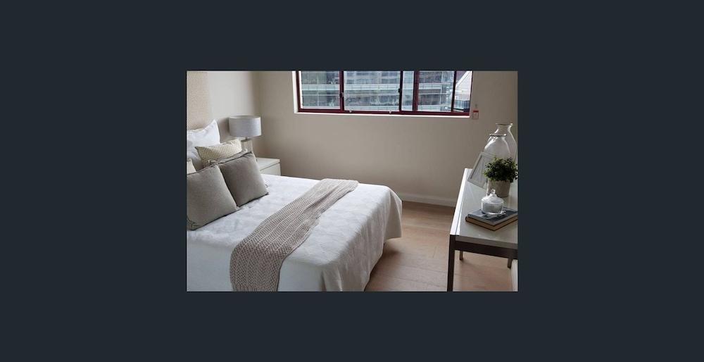 2 Bedroom Darling Harbour Apartment 1