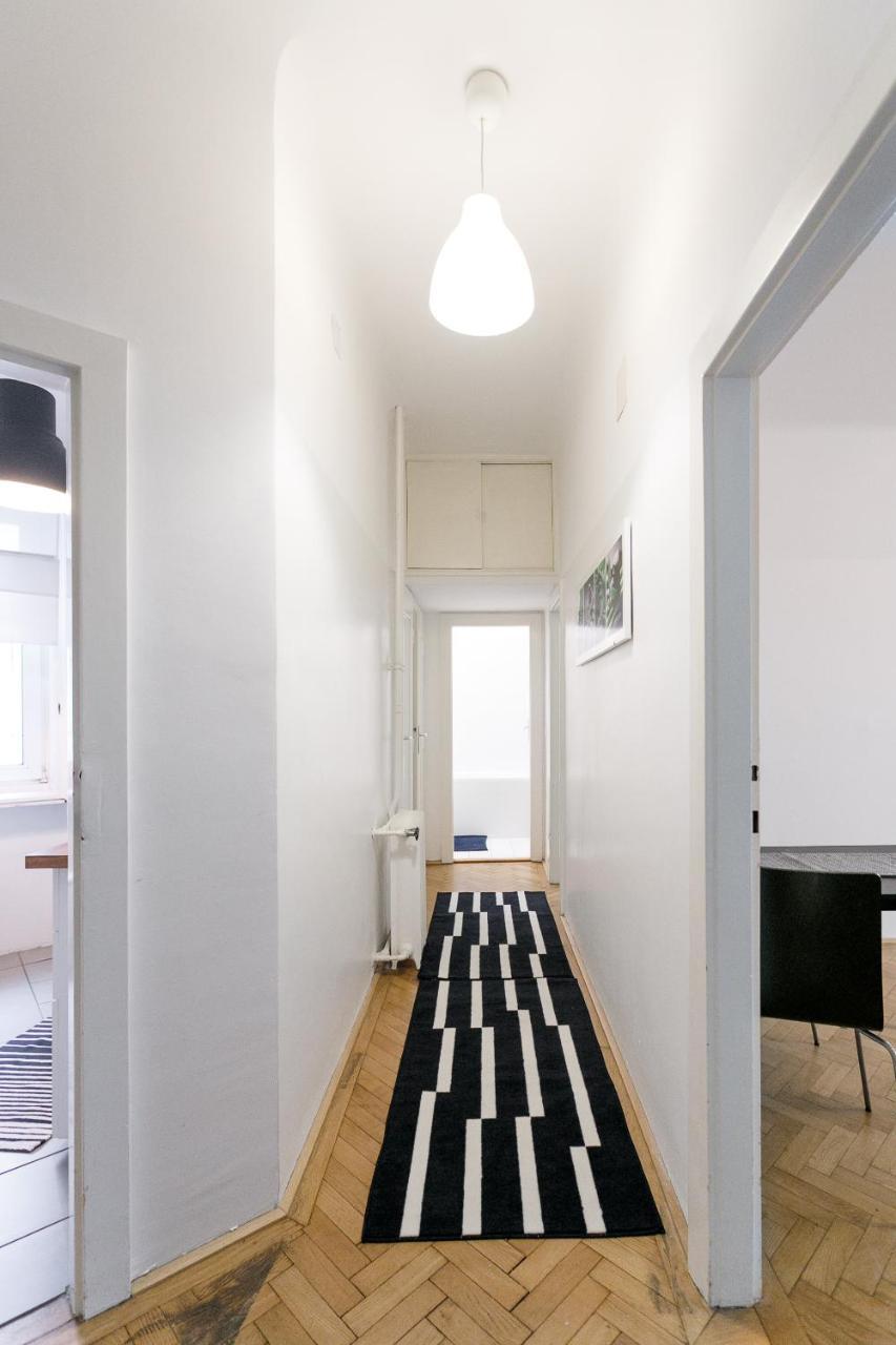 Operastreet Black & White 2