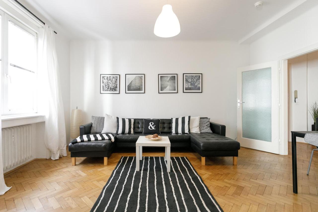 Operastreet Black & White 1