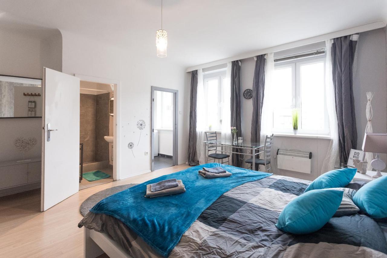 Cute Red Star Studio City Center 1