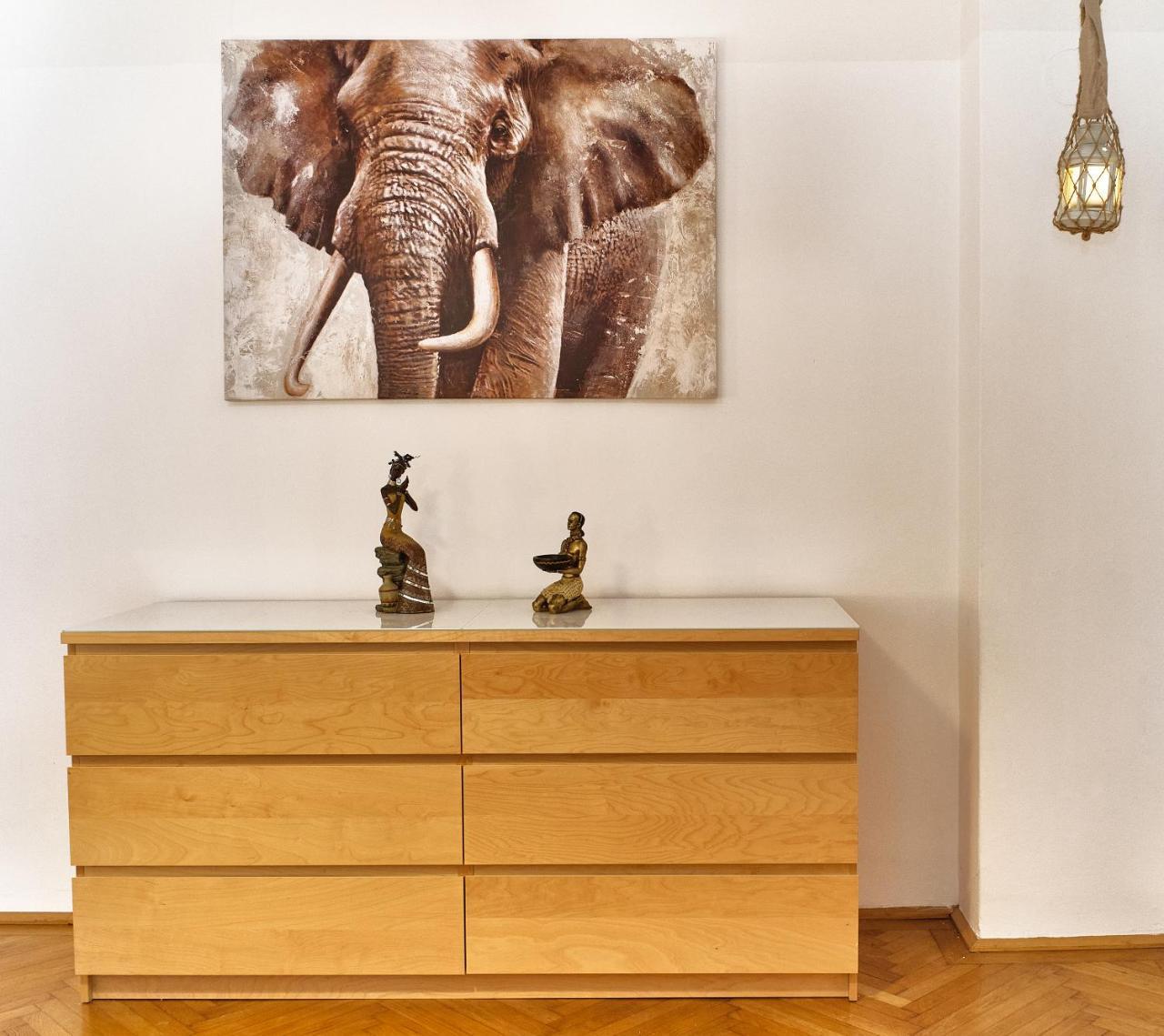 State Opera Alley Lodge 2