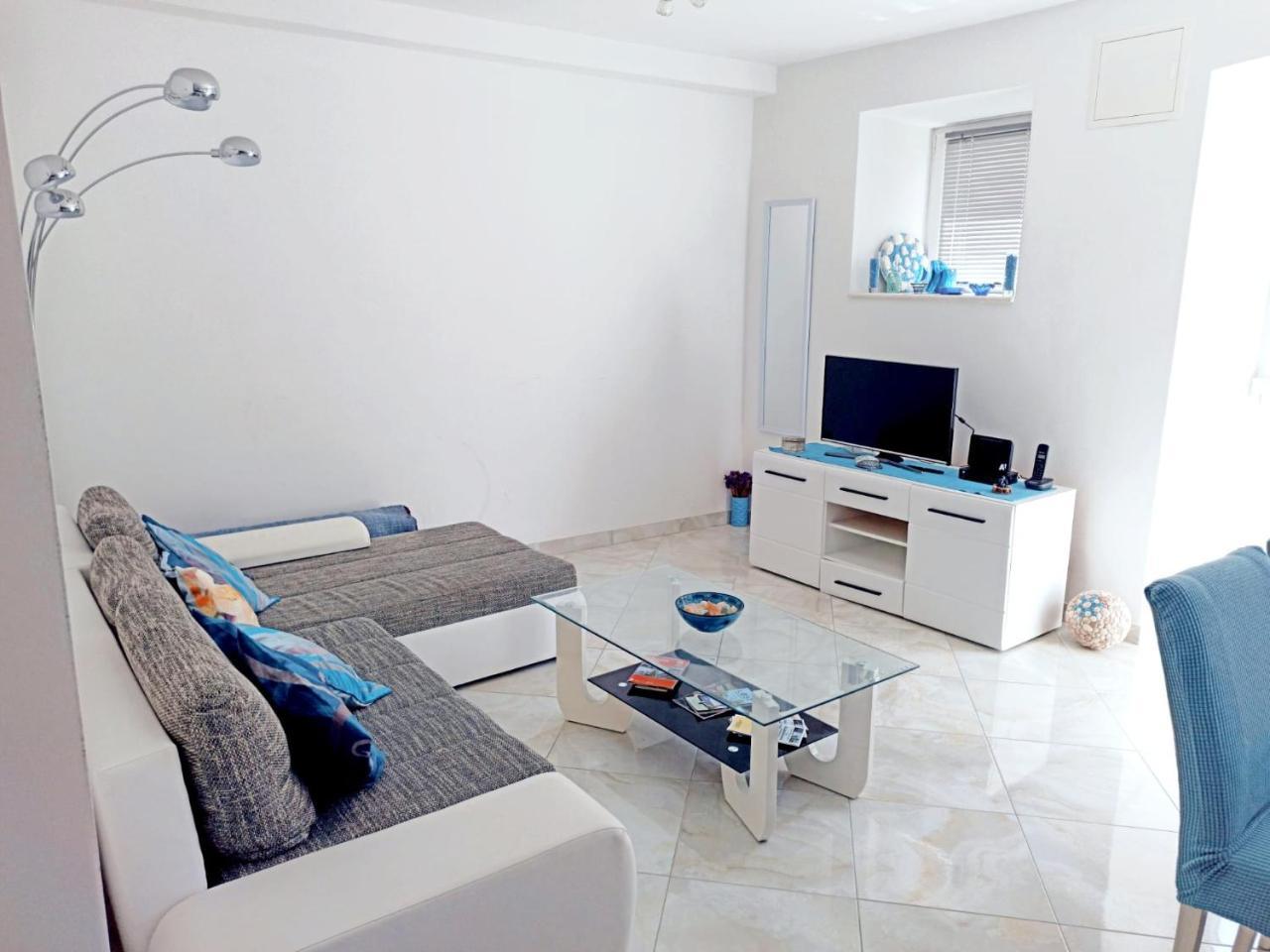 Villa Tanya - Modern 3 Bedroom House Seconds Away From the Sea 1