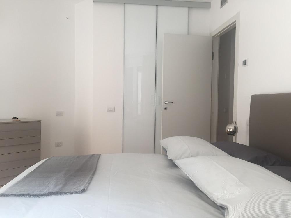 Home at Hotel - Fara 1