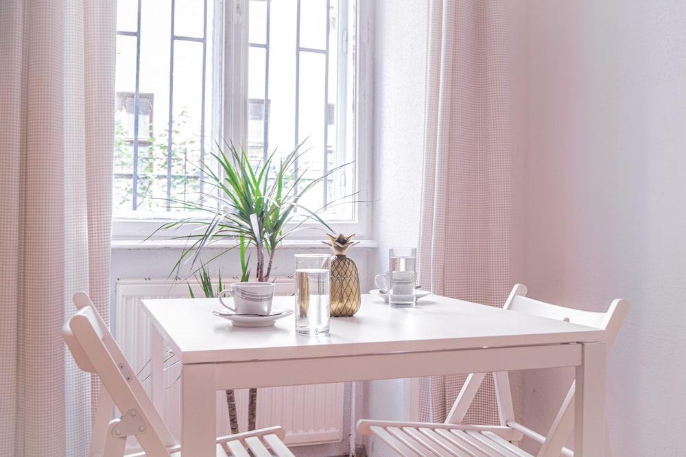 Chic Apartment Near Downtown 2