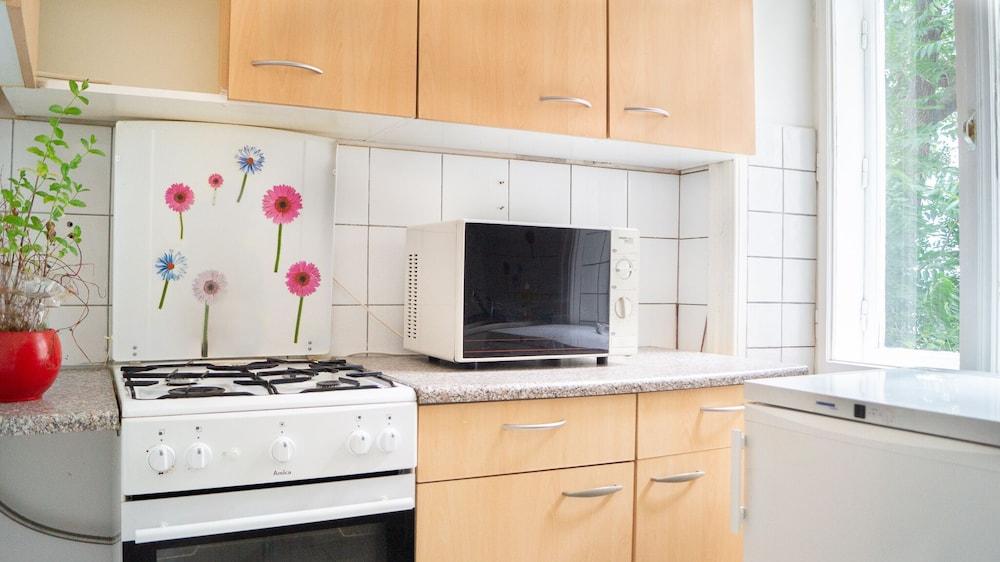 Vibrant Apartment Near Downtown 2