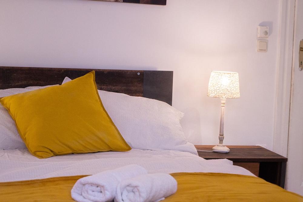 Vibrant Apartment Near Downtown 1