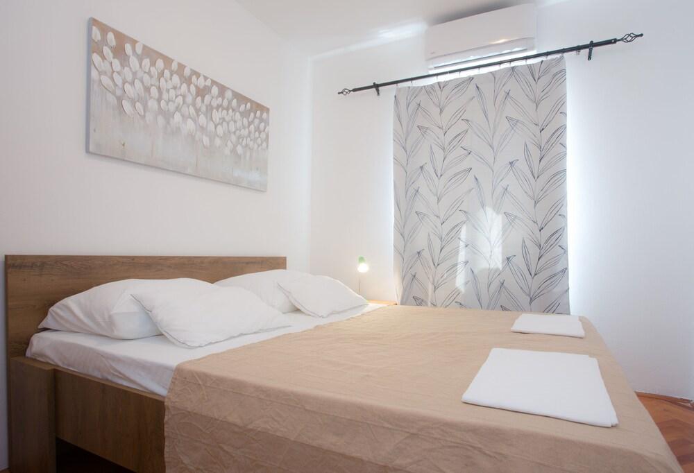 Sea View Apartments Pink & Floyd 1