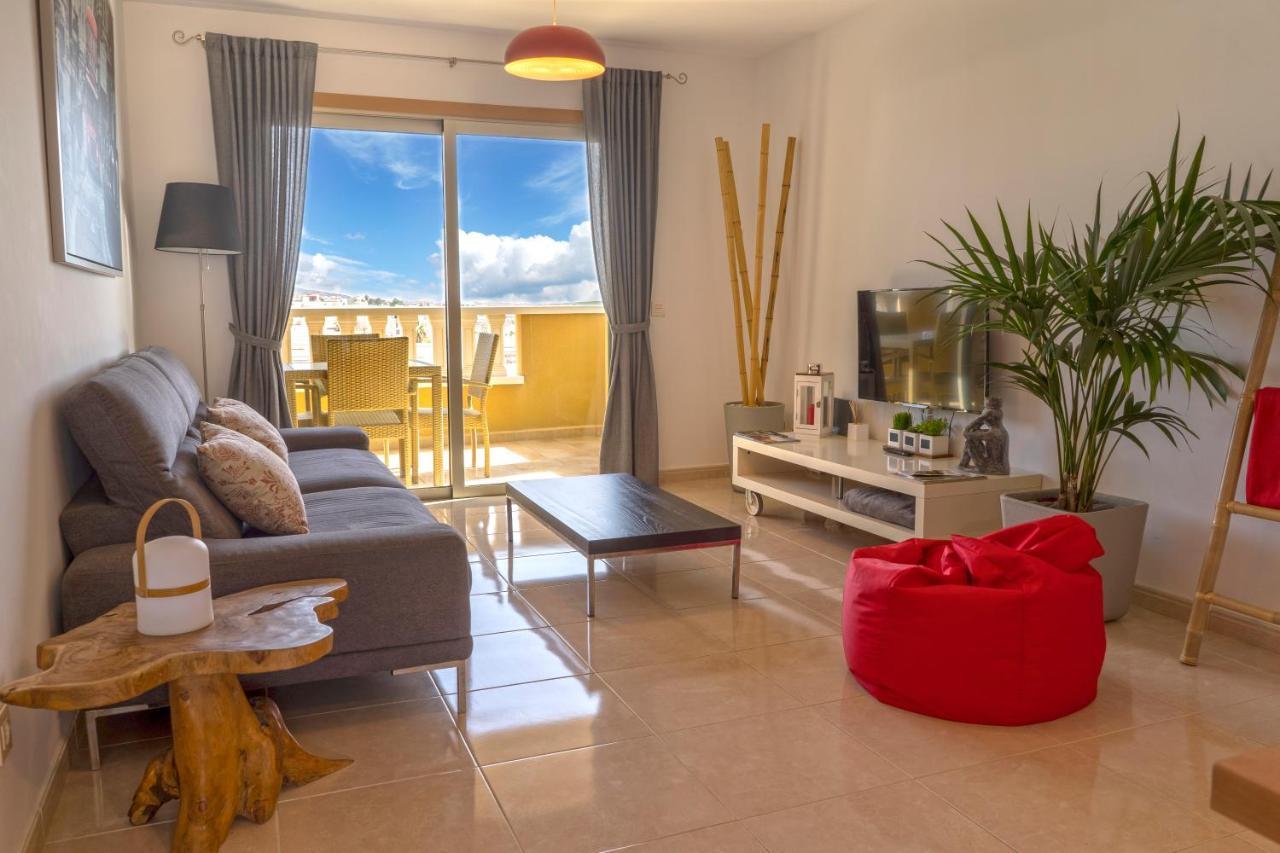 La Perla Beach Apt with Pool 2