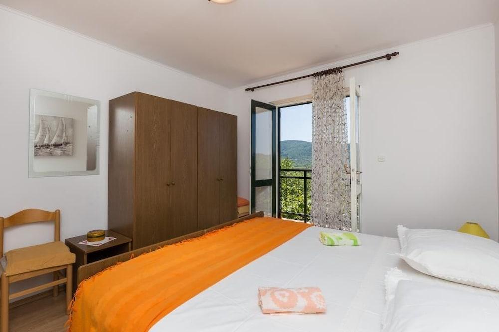 Apartment Laurel Leaf 2