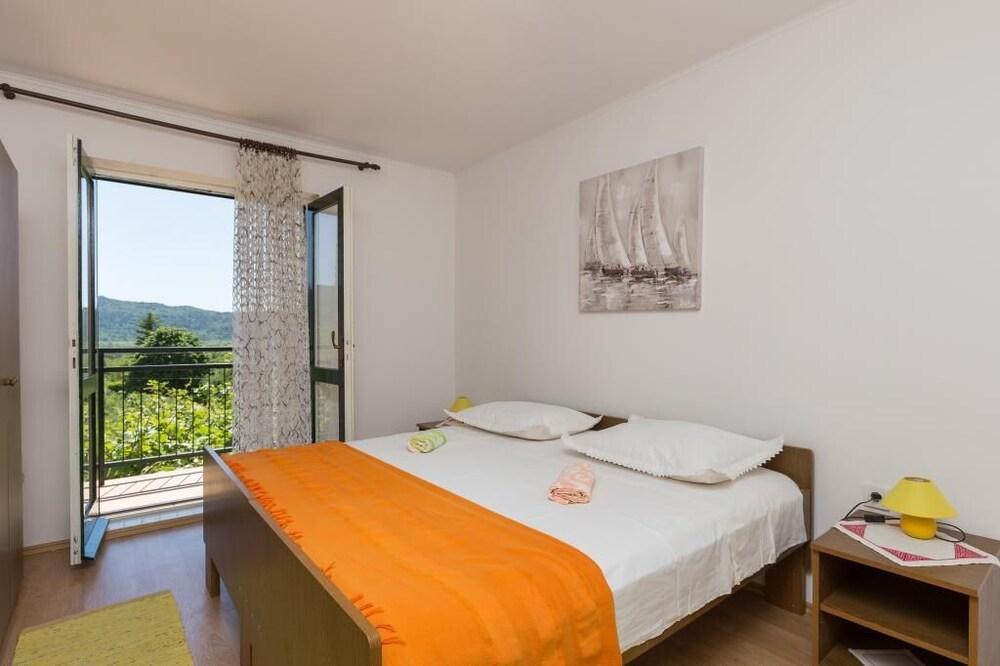 Apartment Laurel Leaf 1