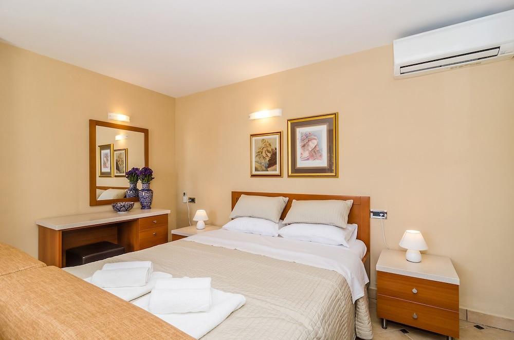 Studio Antica, Apartment with a Private Swimming Pool 1