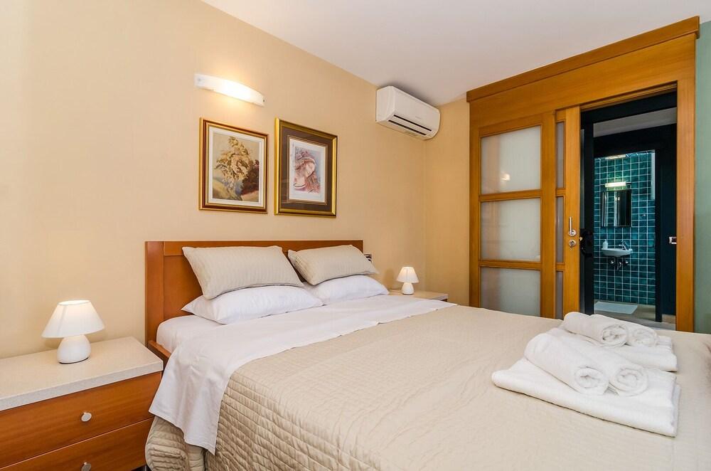 Studio Antica, Apartment with a Private Swimming Pool 2